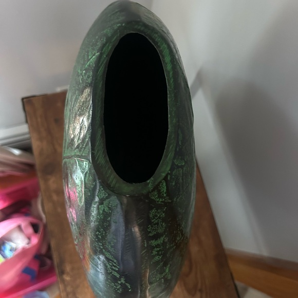 Artisan craft Green palm Leaf-Shaped Decorative tall Vase - Picture 4 of 4